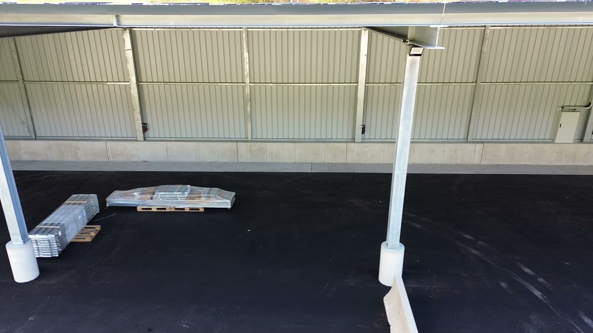 Luftaufnahme einer Stahlhalle mit Stützen