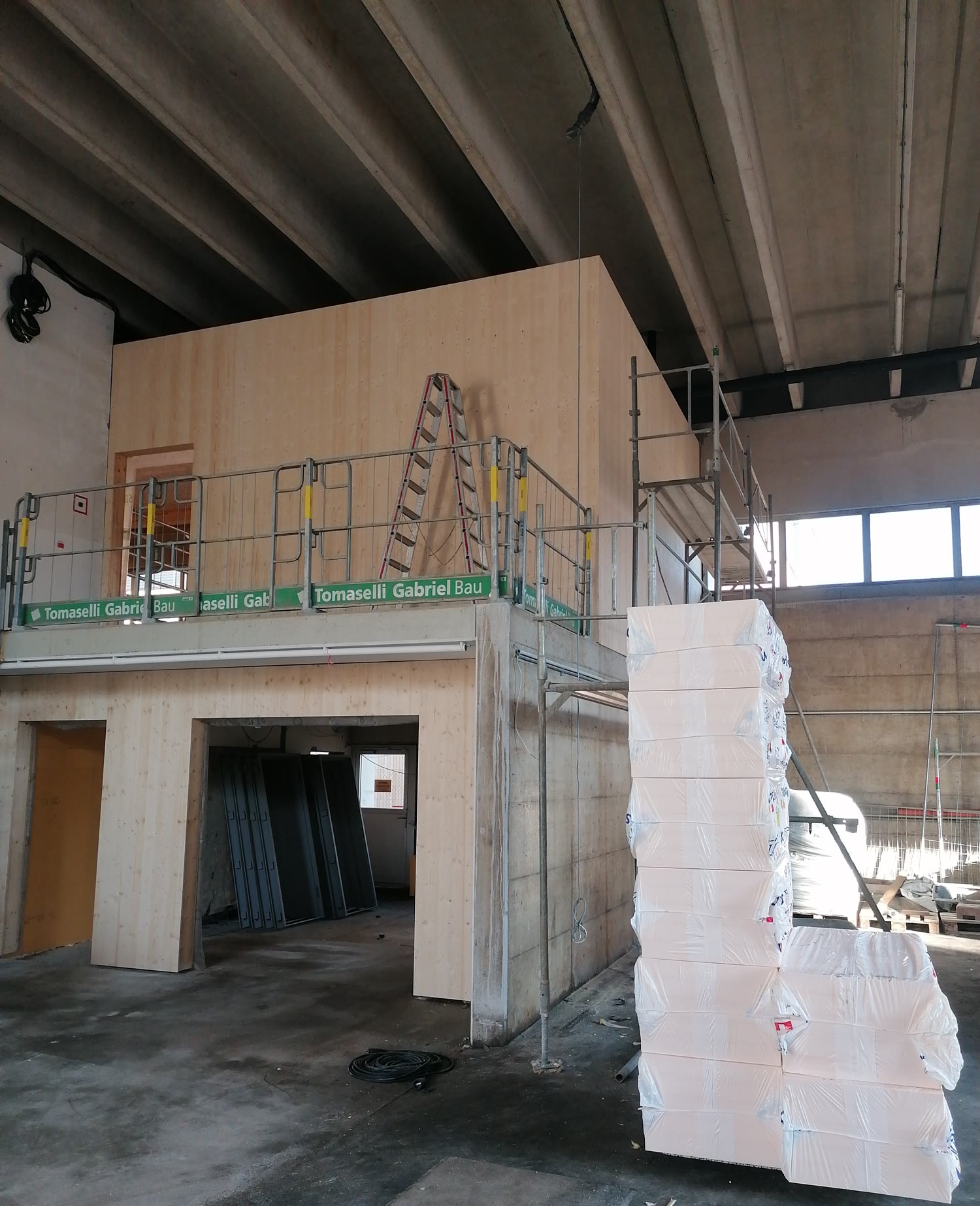 Holzbauteil mit Absturzsicherung in einer Industriehalle