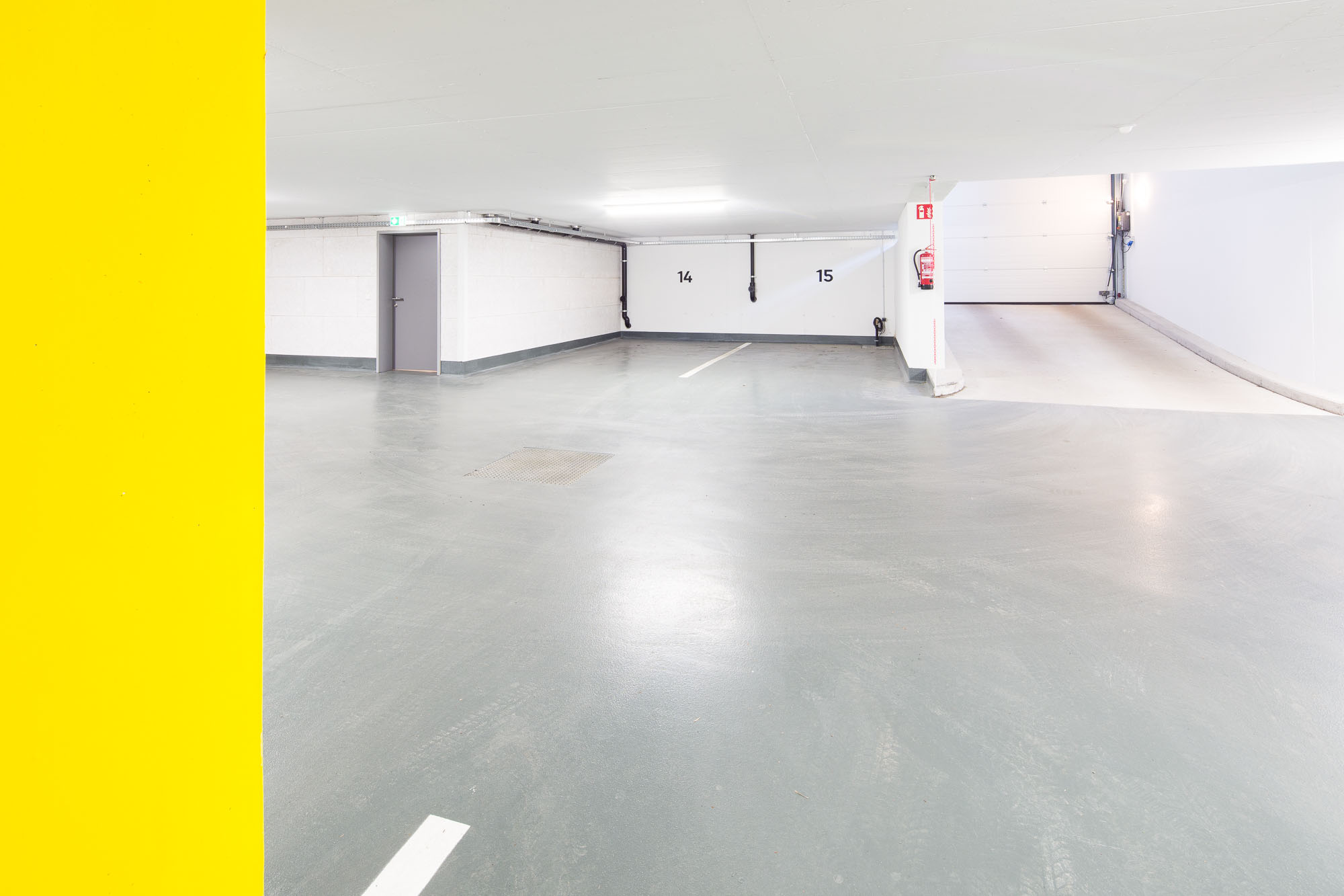 Fertiggestellte Tiefgarage mit Einfahrtsrampe