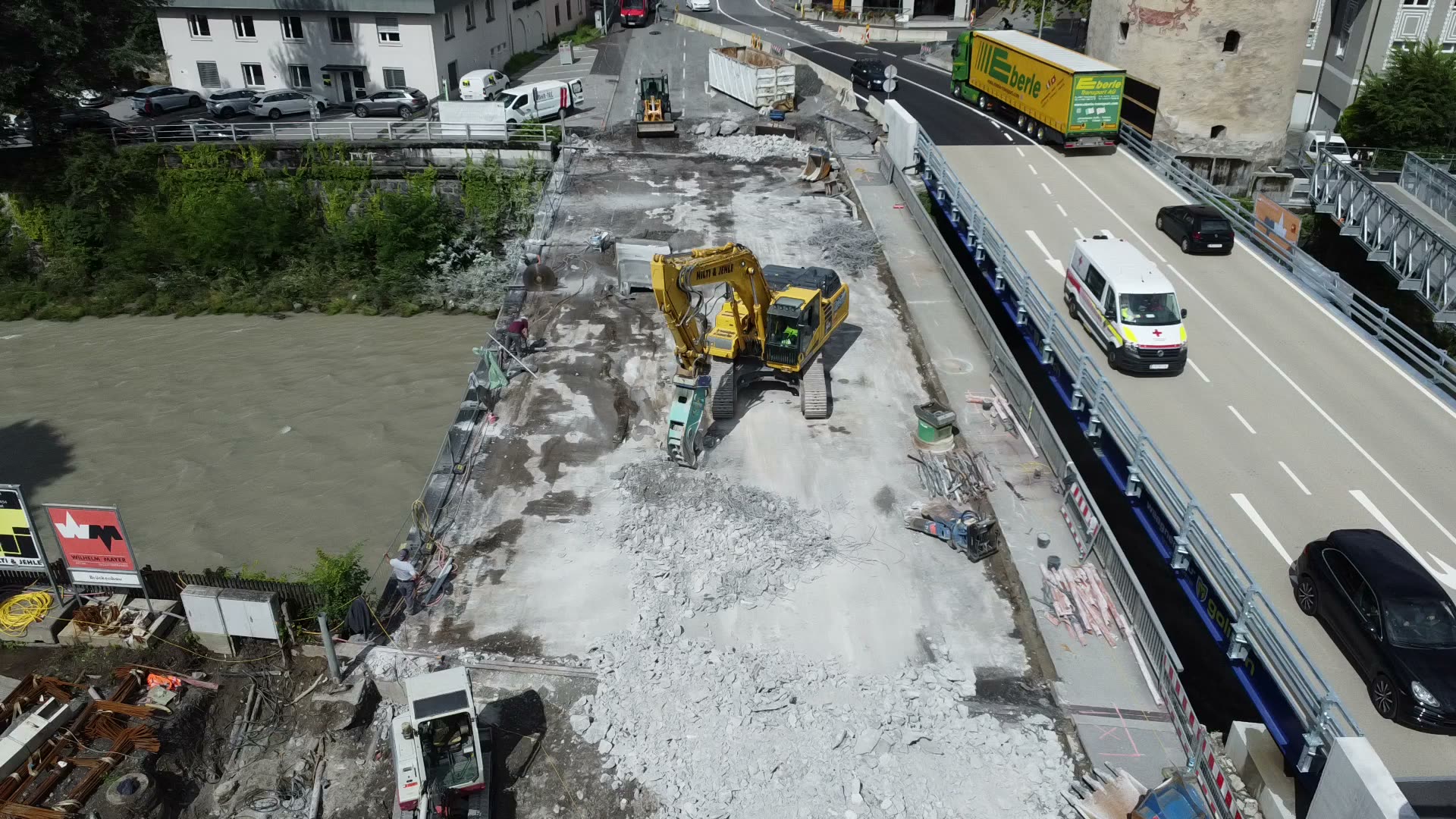 Luftaufnahme einer Brückenbaustelle mit Bagger