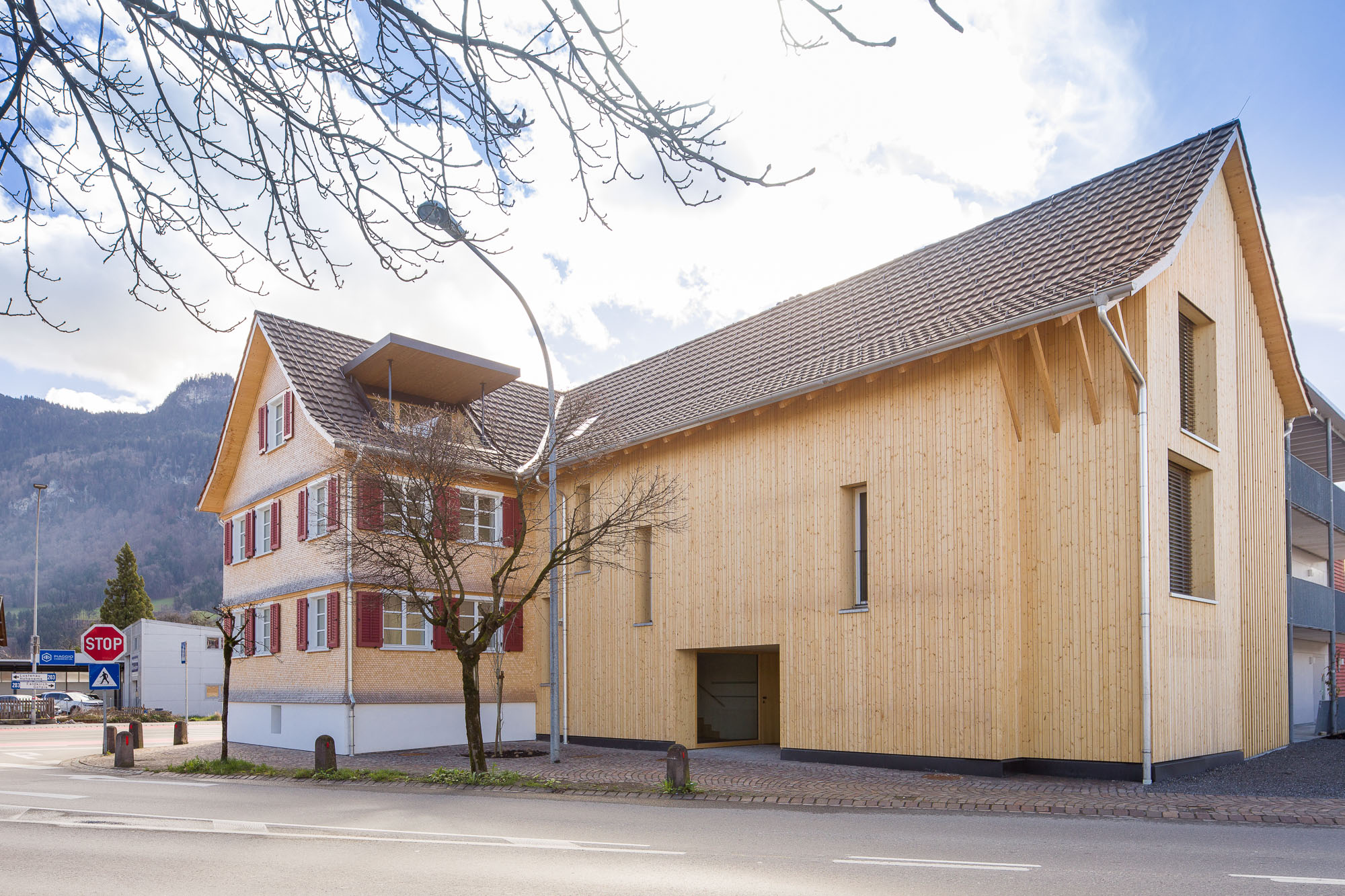 Neuer Holzzubau neben saniertem Altbau